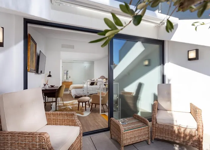 Stupendo-Three Rooms-Suite With Terrace -Center -Air Conditioning