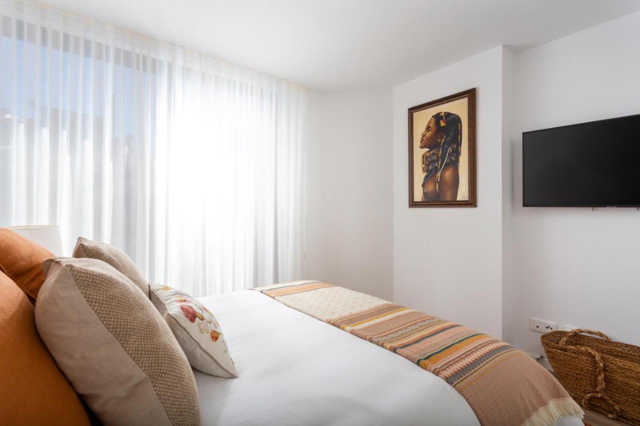 Stupendo-three Rooms-suite With Terrace -center -air Conditioning *